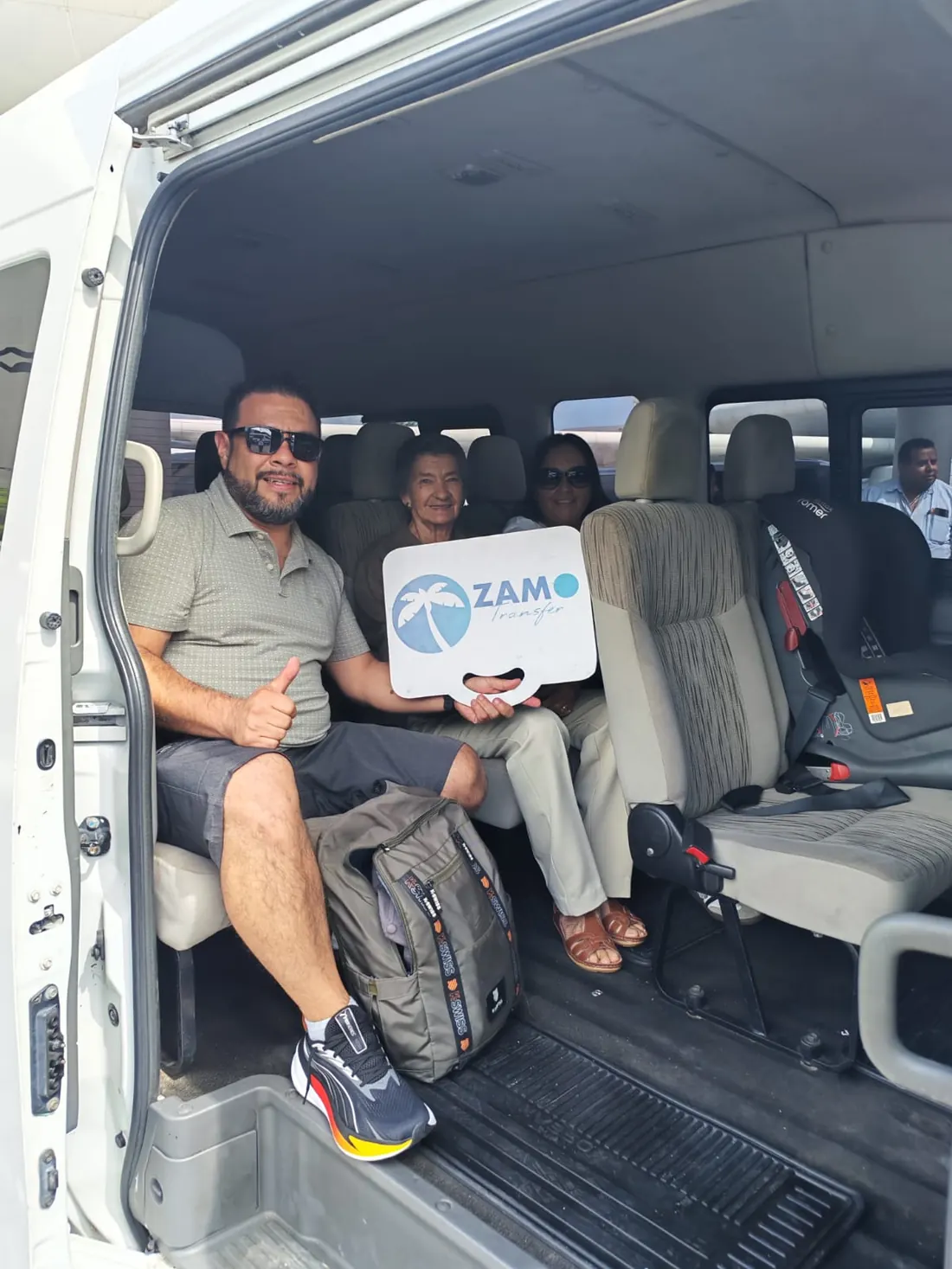 Clientes de Zamo dentro de una camioneta con aire acondicionado