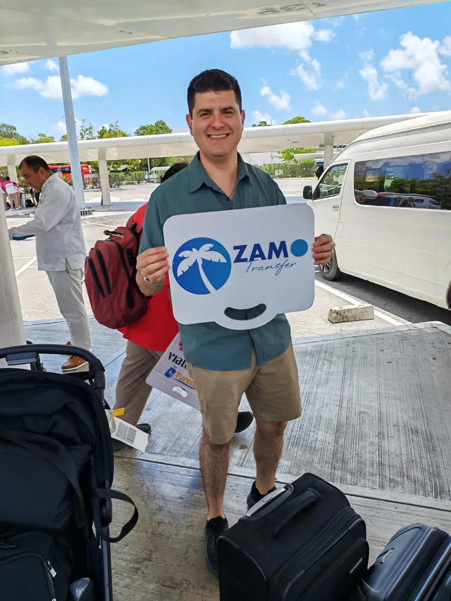 Cliente de Zamo con el letrero en el aeropuerto de Cancún