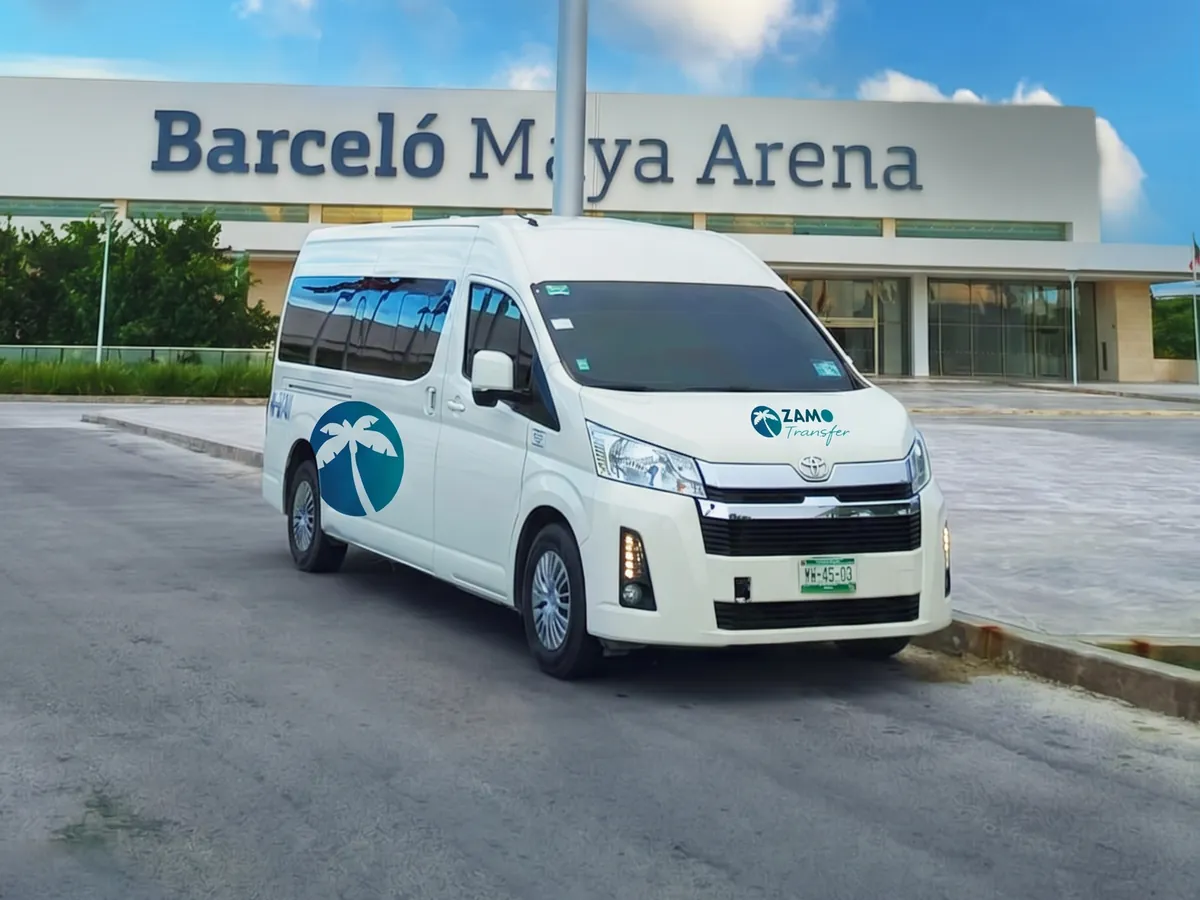 Toyota Hiace de Zamo Transfer frente al Barceló Maya Arena